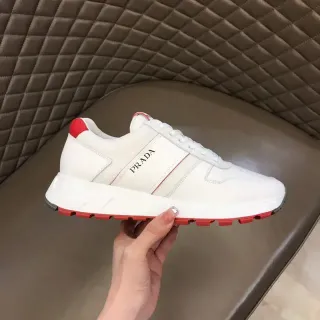 Prada Cloudbust 白红 皮革与纺织面料 强调条纹 鞋跟标签 生活运动鞋