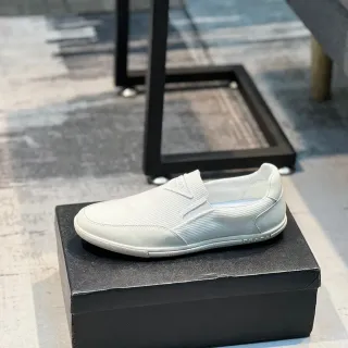 Prada Cloudbust सफेद स्लिप ऑन रिब्ड निट अपर लूफर