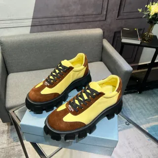 Prada Cloudbust Tênis chunky de camurça amarelo e marrom