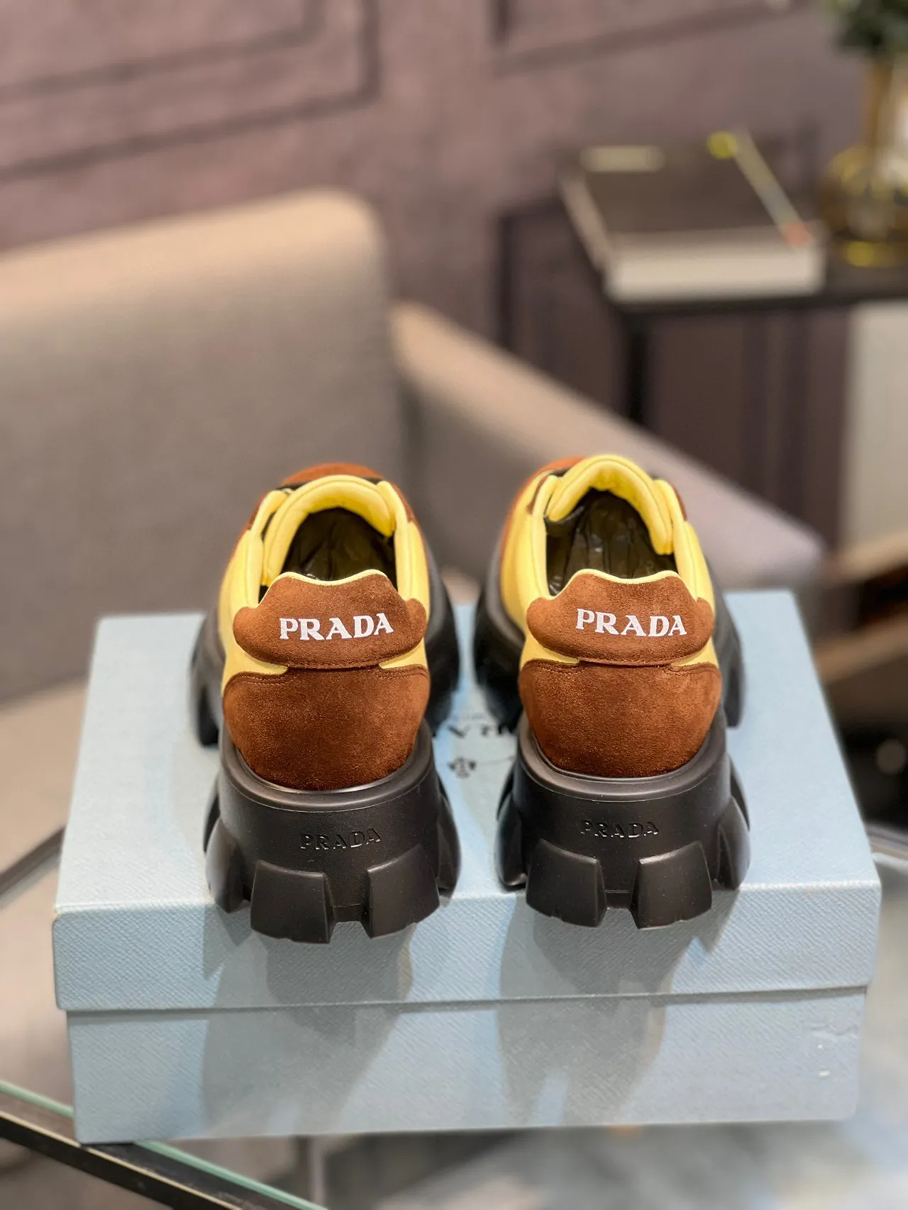 Prada Cloudbust Zapatillas chunky de ante amarillo y marrón 2