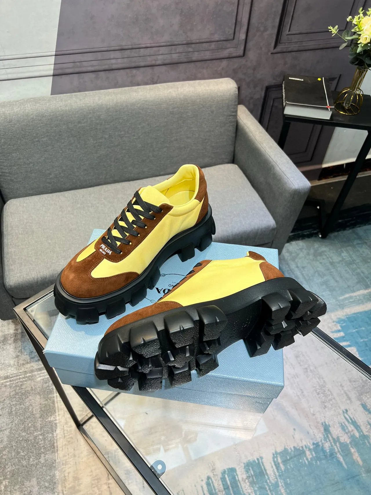Prada Cloudbust Zapatillas chunky de ante amarillo y marrón 4