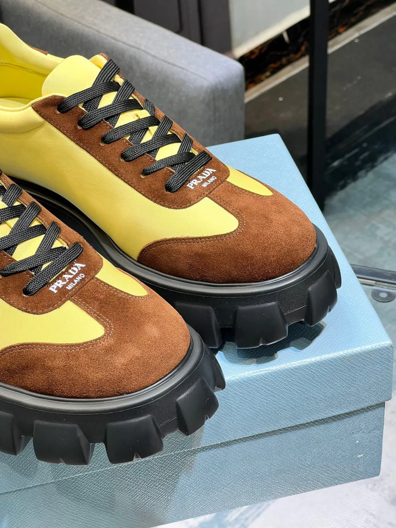Prada Cloudbust Zapatillas chunky de ante amarillo y marrón 6