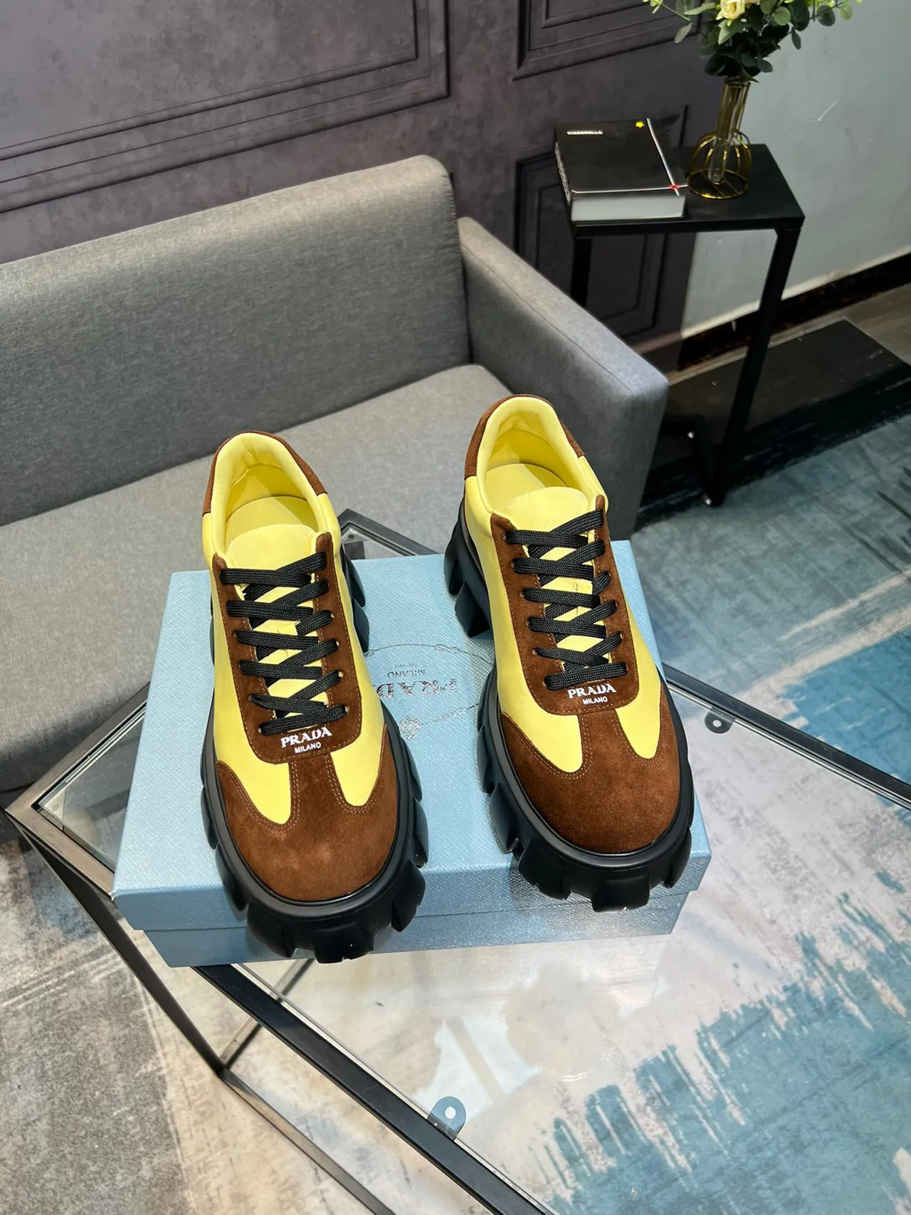 Prada Cloudbust Zapatillas chunky de ante amarillo y marrón 7