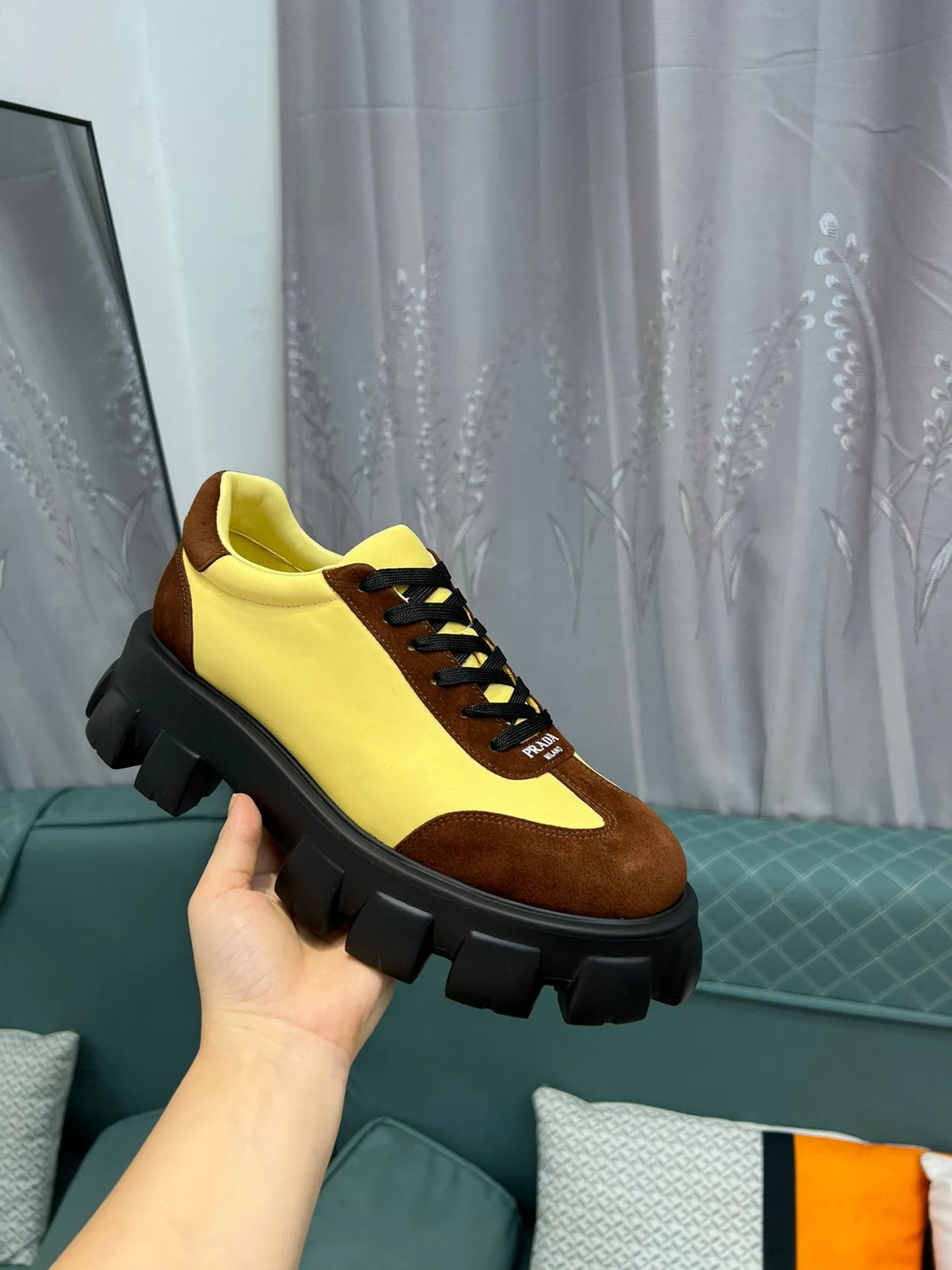Prada Cloudbust Zapatillas chunky de ante amarillo y marrón 8