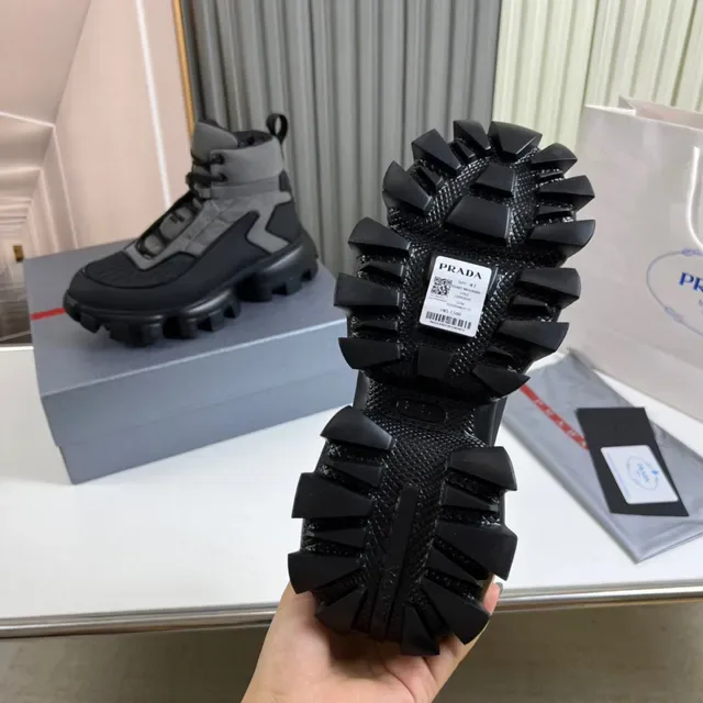 Prada Botas de Trabajo Gris y Negro con Upper de Nylon Quiltado y Suela Chunky Lug Sole 2