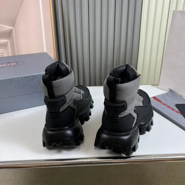 Prada Botas de Trabajo Gris y Negro con Upper de Nylon Quiltado y Suela Chunky Lug Sole 3