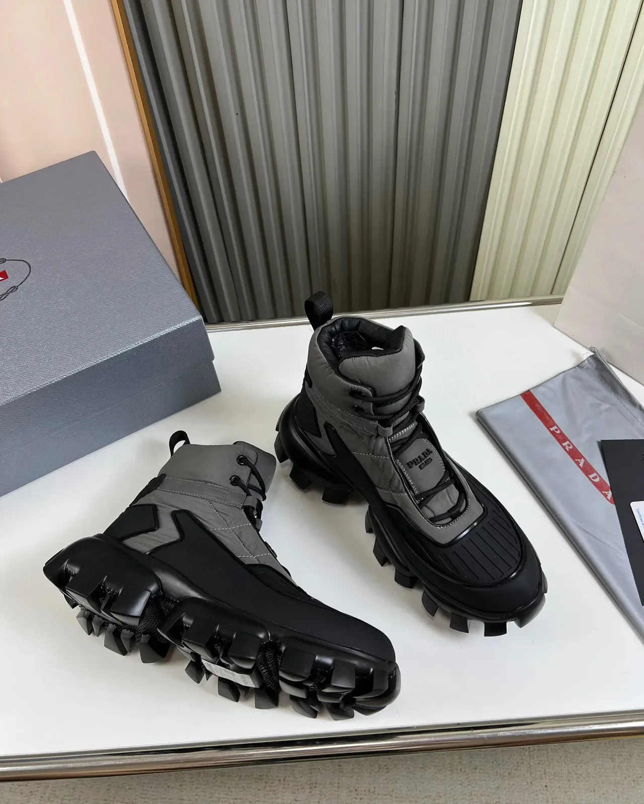 Prada Botas de Trabajo Gris y Negro con Upper de Nylon Quiltado y Suela Chunky Lug Sole 4