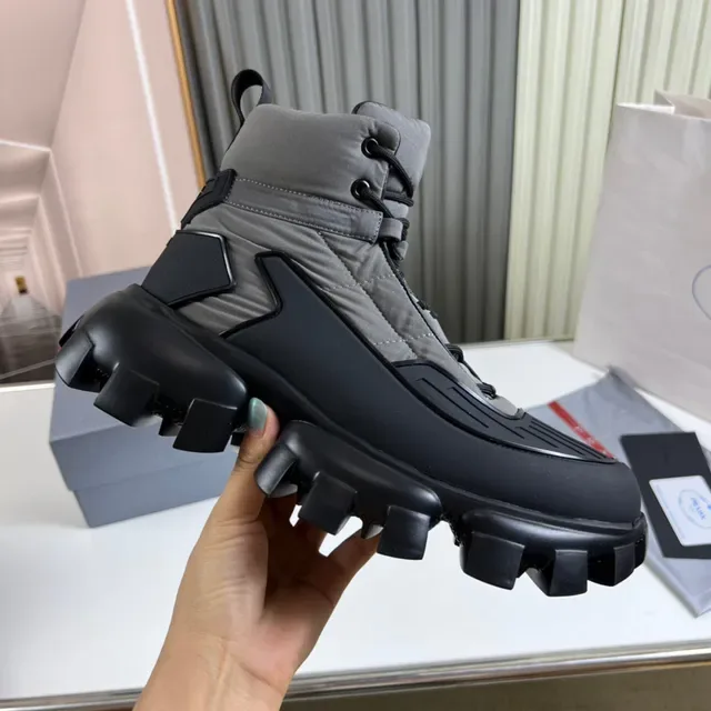 Prada Botas de Trabajo Gris y Negro con Upper de Nylon Quiltado y Suela Chunky Lug Sole 5