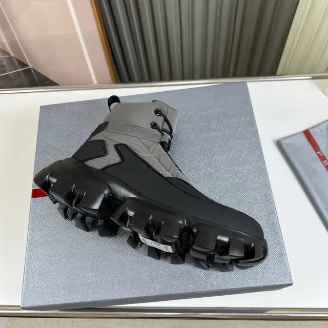 Prada Botas de Trabajo Gris y Negro con Upper de Nylon Quiltado y Suela Chunky Lug Sole 6
