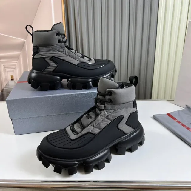 Prada Botas de Trabajo Gris y Negro con Upper de Nylon Quiltado y Suela Chunky Lug Sole 7