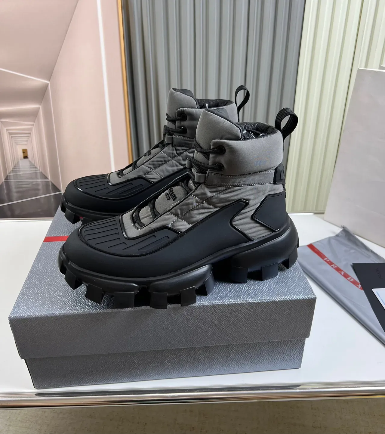 Prada Botas de Trabajo Gris y Negro con Upper de Nylon Quiltado y Suela Chunky Lug Sole 8