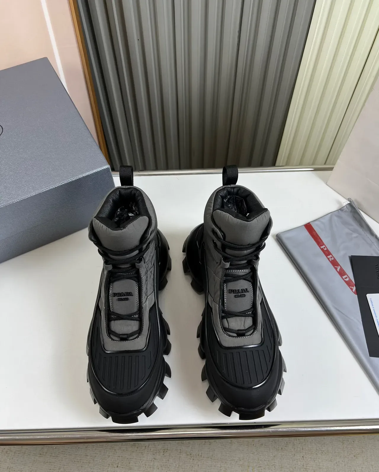 Prada Botas de Trabajo Gris y Negro con Upper de Nylon Quiltado y Suela Chunky Lug Sole 9