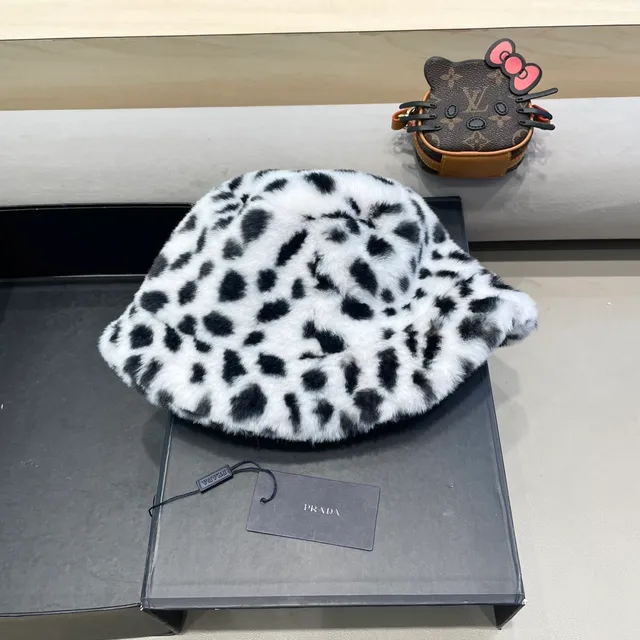 Prada طباعة الفهد فرو صناعي قبعة دلو 3