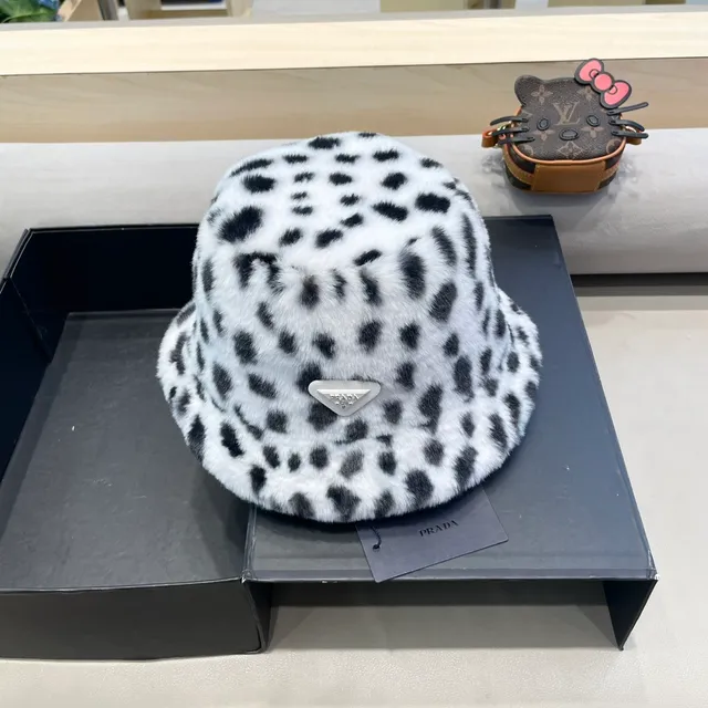 Prada طباعة الفهد فرو صناعي قبعة دلو 4