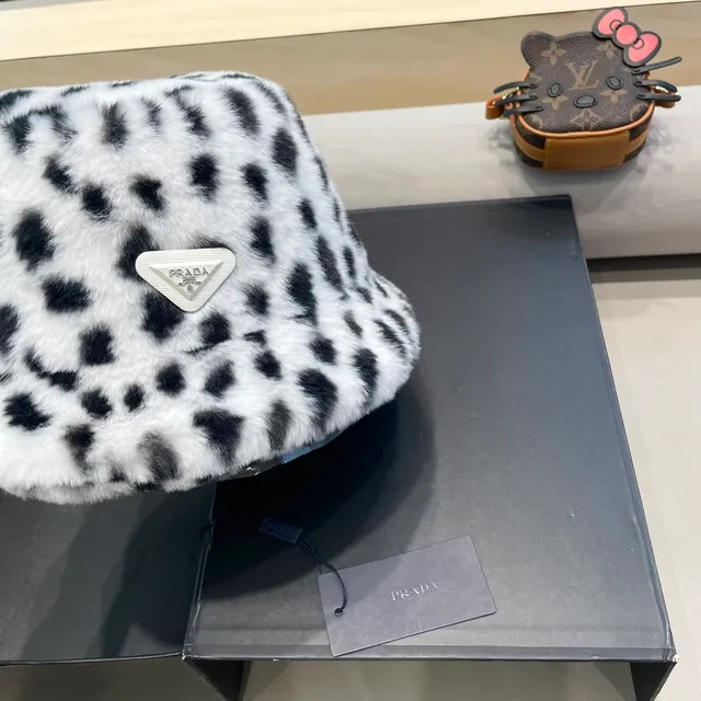 Prada طباعة الفهد فرو صناعي قبعة دلو 7