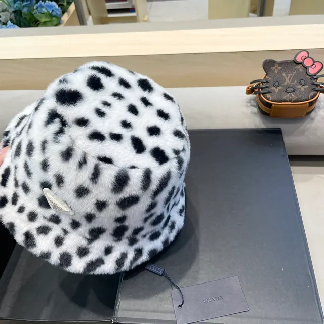 Prada طباعة الفهد فرو صناعي قبعة دلو 8