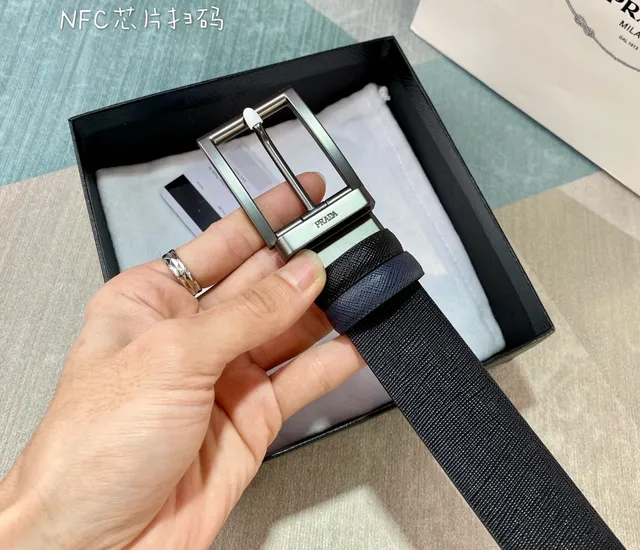 Prada Ceinture en Cuir Saffiano Texturée Réversible Marine Noir 5
