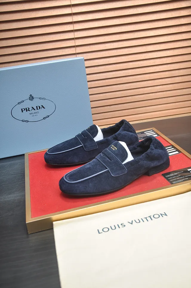Prada حذاء لوفر بحري سويدي مع حزام 4