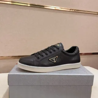 Prada Re-Edition Zapatillas Lifestyle Negro Blanco Cuero Superior Triangular Logotipo Parche