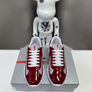 Prada Chaussures Lifestyle en Cuir Patenté Rouge Gris Brillant avec Panneaux en Maille