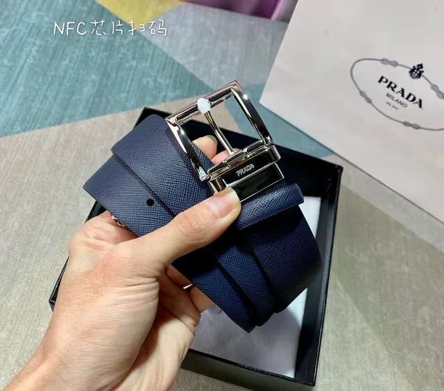Prada Ceinture Réversible Navy Silver Texturée et Douce avec Finition Double en Cuir 4