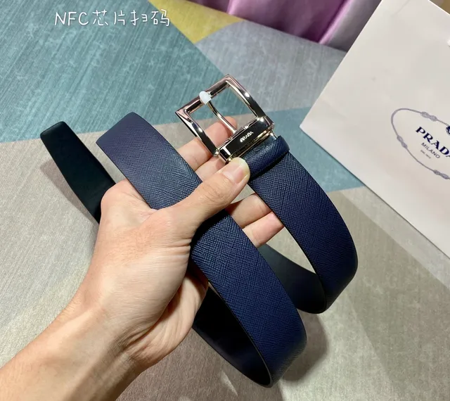 Prada Ceinture Réversible Navy Silver Texturée et Douce avec Finition Double en Cuir 5