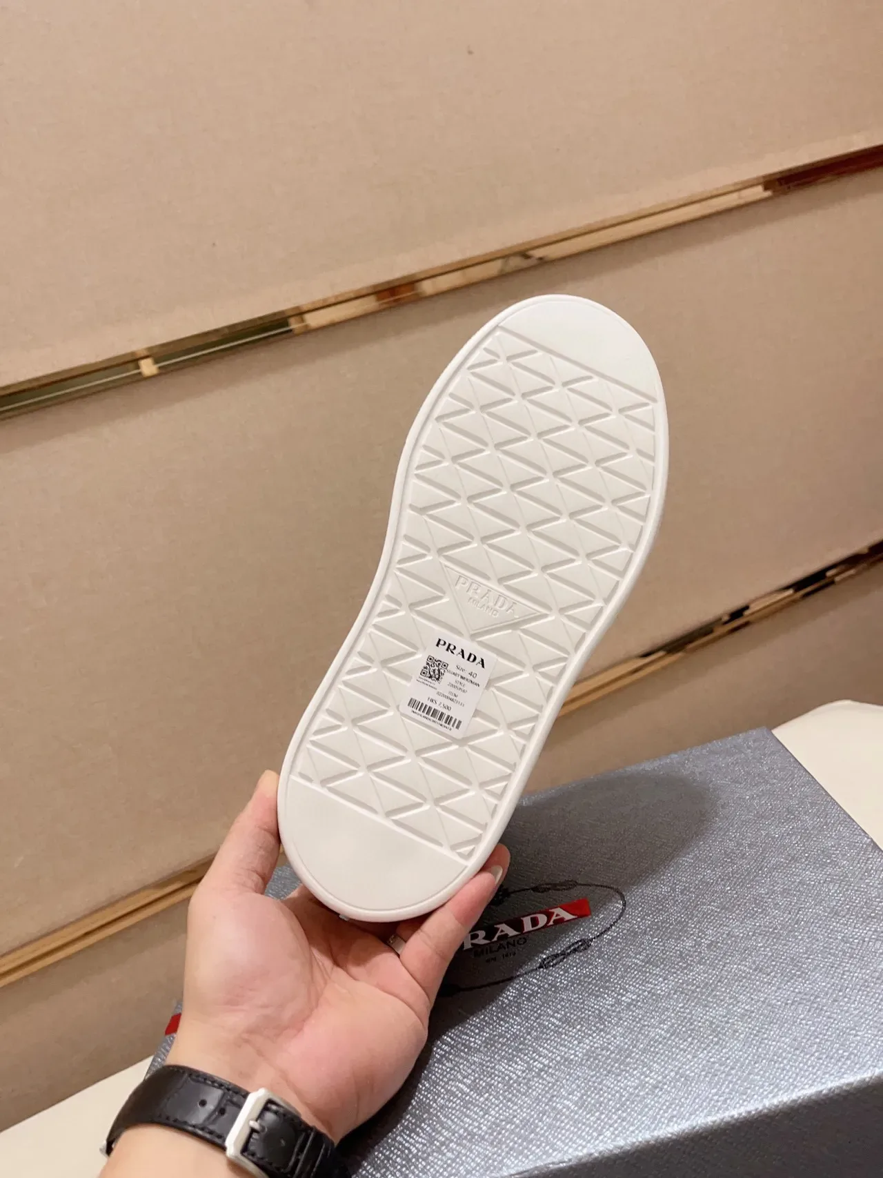 Prada zapatillas lifestyle blancas y negras de tacón alto con suela de plataforma 2