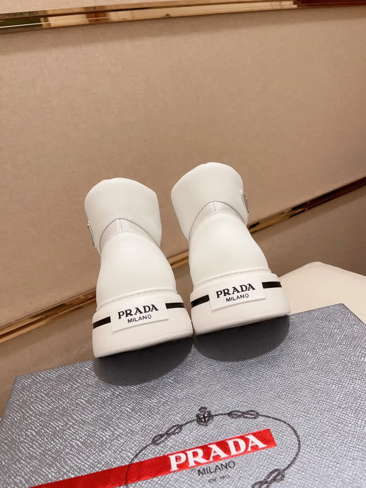 Prada zapatillas lifestyle blancas y negras de tacón alto con suela de plataforma 3
