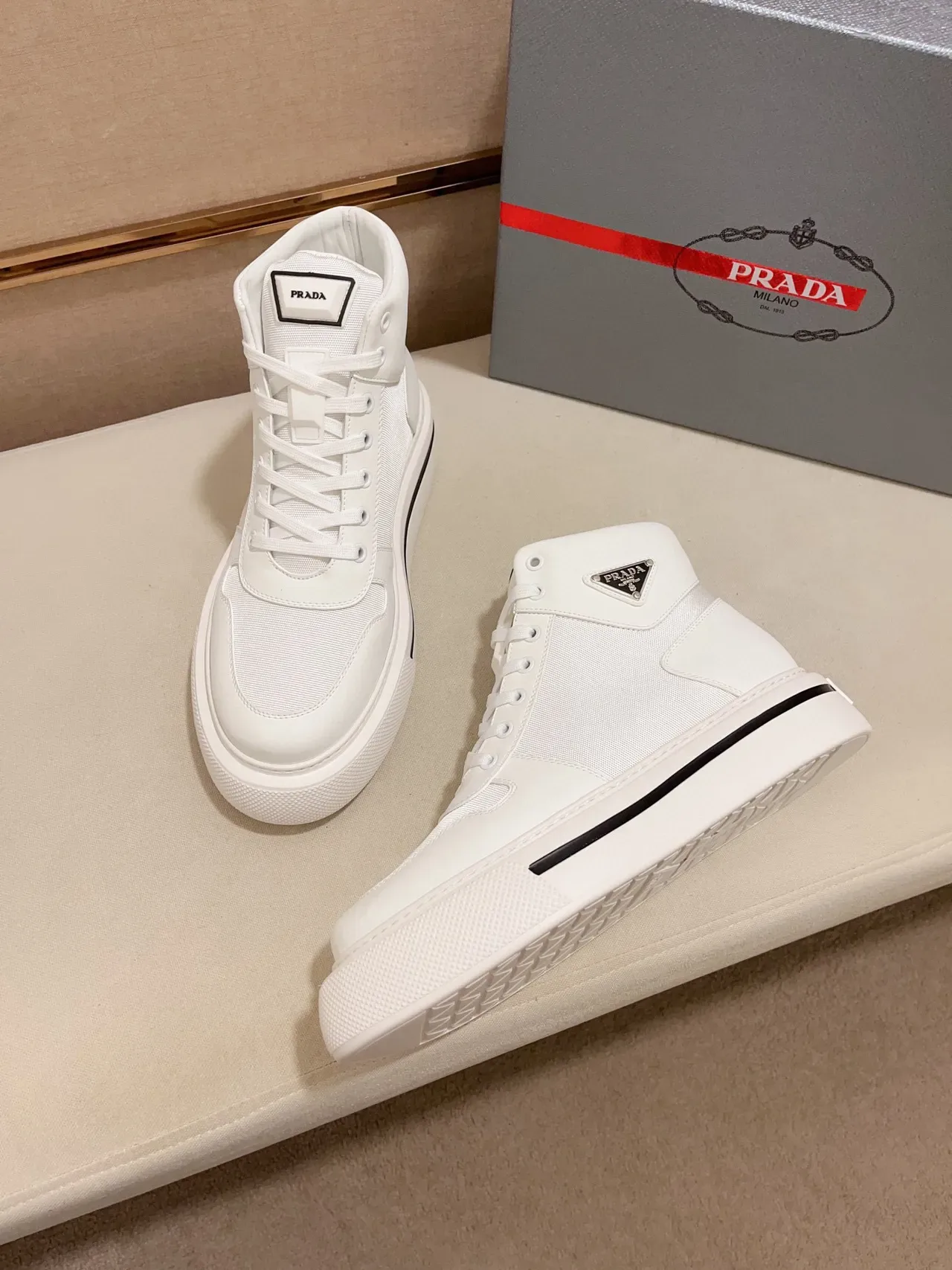 Prada zapatillas lifestyle blancas y negras de tacón alto con suela de plataforma 4