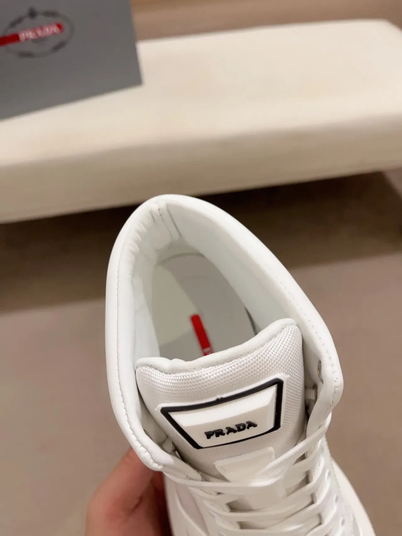 Prada zapatillas lifestyle blancas y negras de tacón alto con suela de plataforma 5