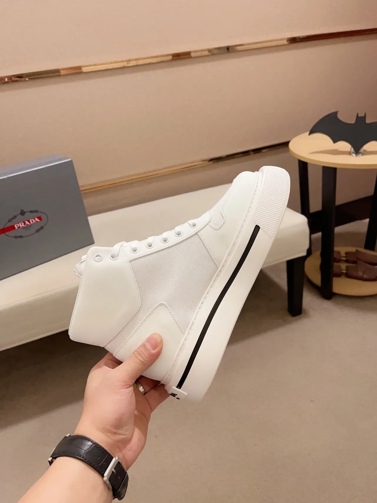 Prada zapatillas lifestyle blancas y negras de tacón alto con suela de plataforma 6