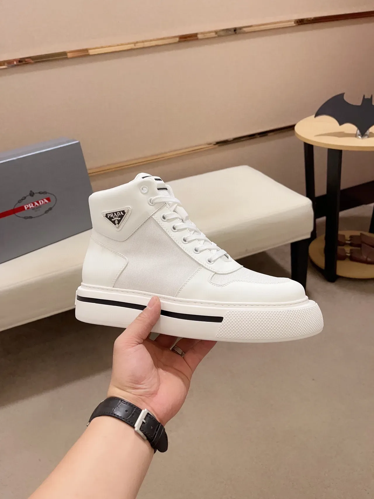 Prada zapatillas lifestyle blancas y negras de tacón alto con suela de plataforma 7