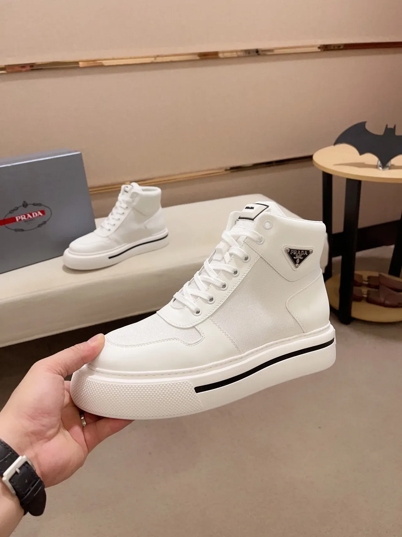 Prada zapatillas lifestyle blancas y negras de tacón alto con suela de plataforma 8