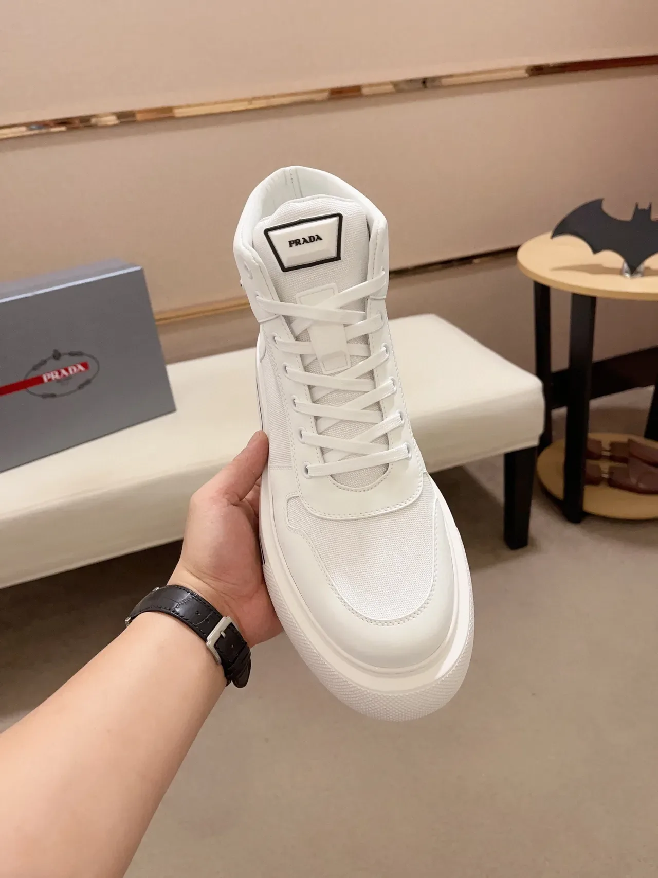 Prada zapatillas lifestyle blancas y negras de tacón alto con suela de plataforma 9