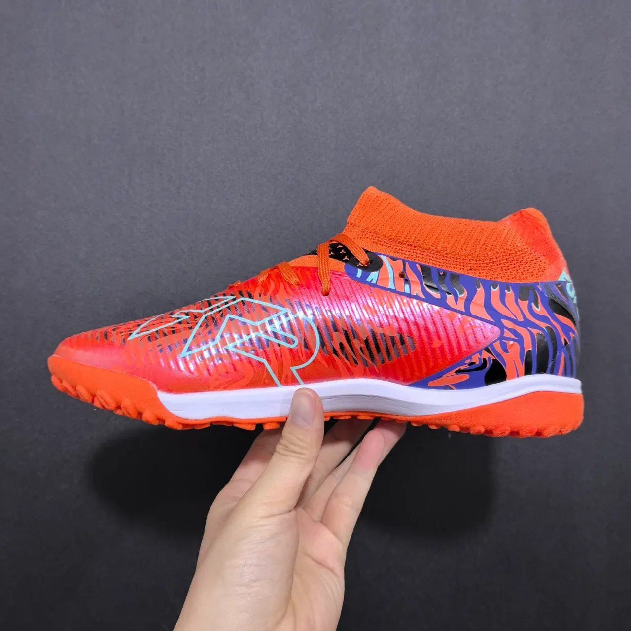 Puma 橙蓝袜套合脚针织领模制合成笼面草地足球鞋 5