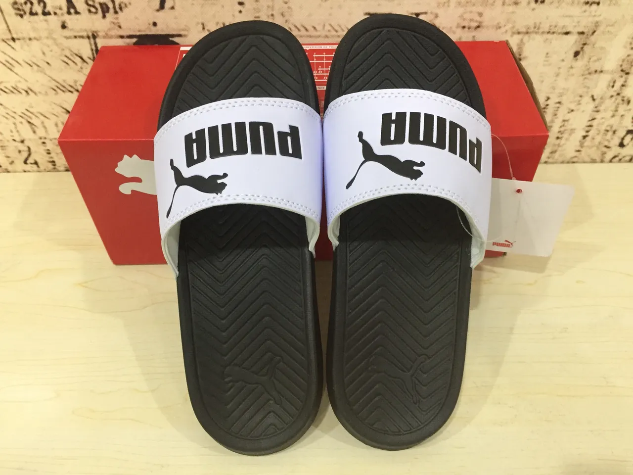 Puma Slide सफेद और काली स्ट्रैप चप्पल 2