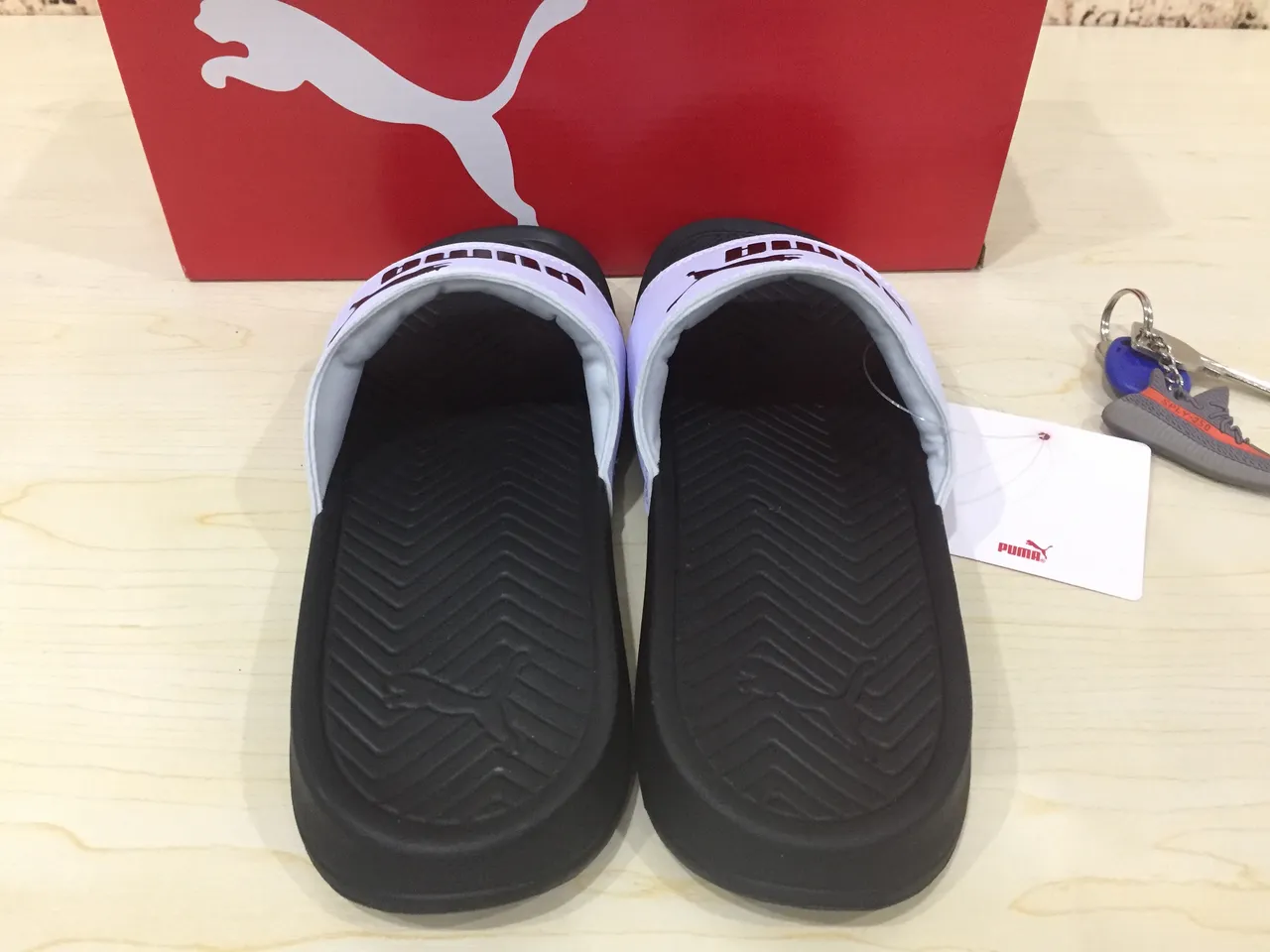 Puma Slide सफेद और काली स्ट्रैप चप्पल 3