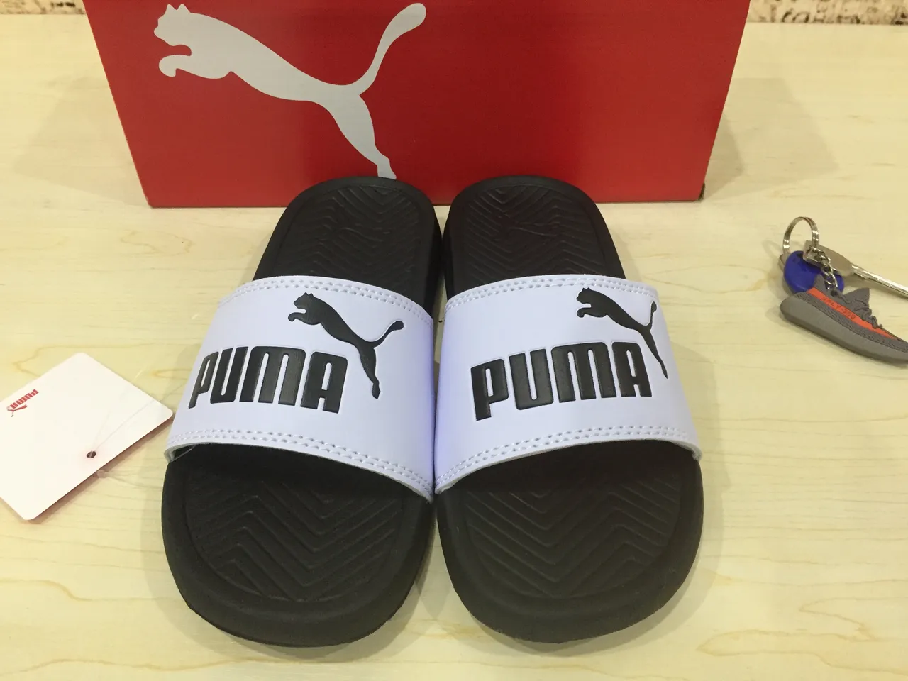 Puma Slide सफेद और काली स्ट्रैप चप्पल 4