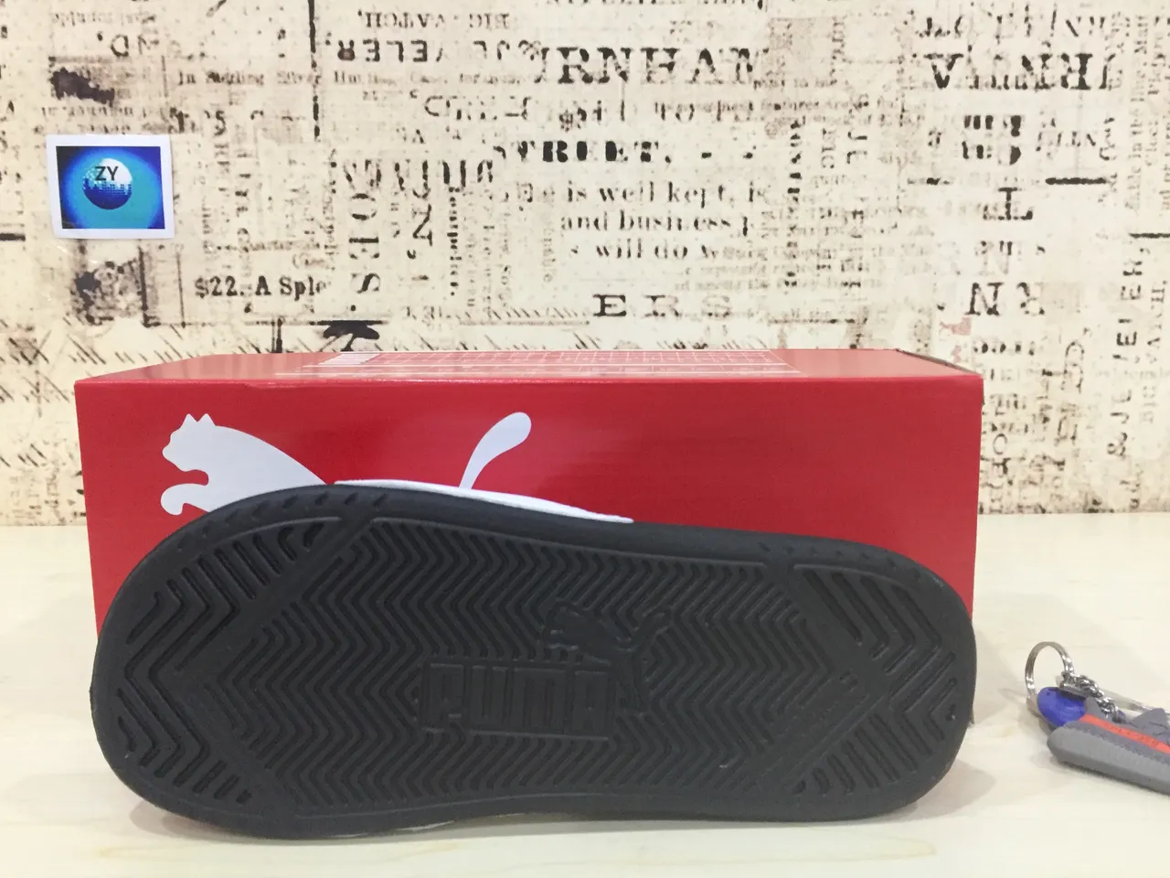 Puma Slide सफेद और काली स्ट्रैप चप्पल 5