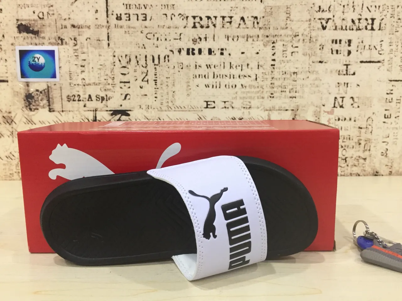 Puma Slide सफेद और काली स्ट्रैप चप्पल 6
