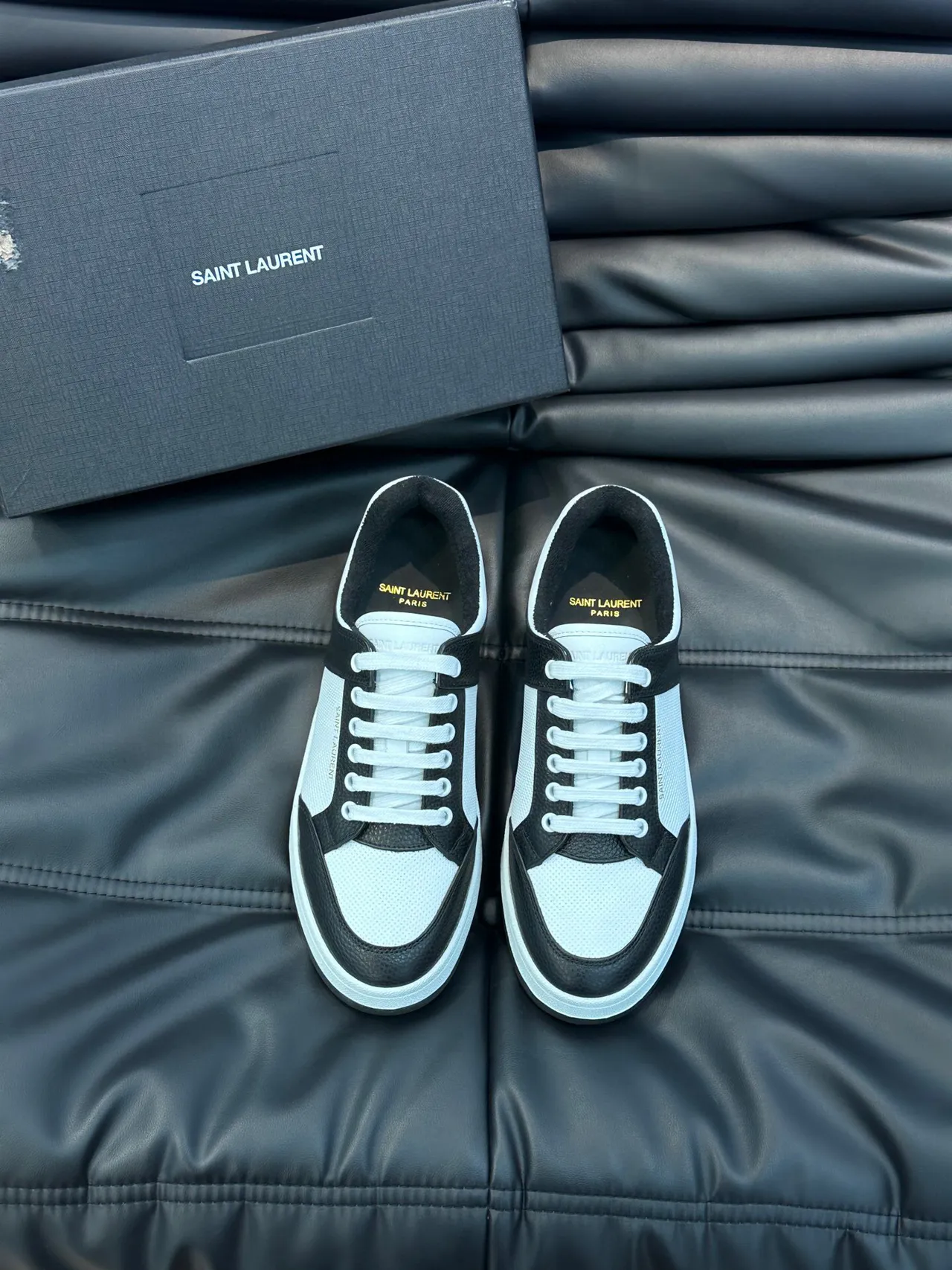Saint Laurent काले सफेद दो टोन छिद्रित जाली पैनल लाइफस्टाइल स्नीकर 2