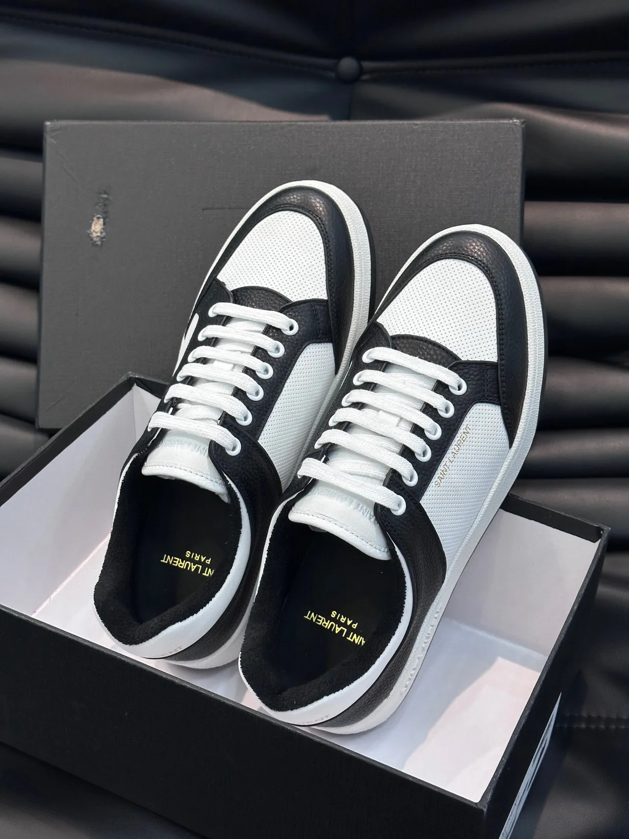 Saint Laurent काले सफेद दो टोन छिद्रित जाली पैनल लाइफस्टाइल स्नीकर 7