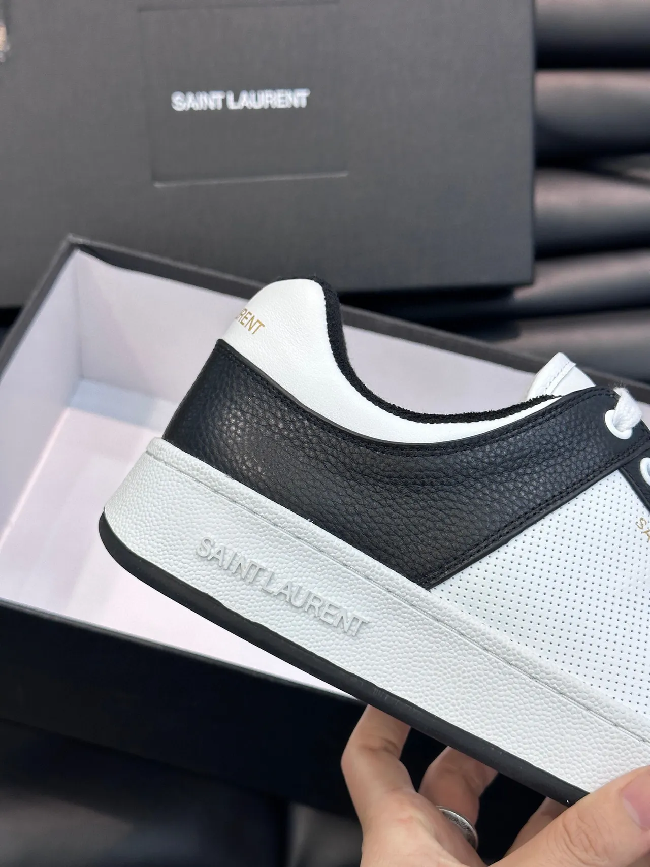 Saint Laurent काले सफेद दो टोन छिद्रित जाली पैनल लाइफस्टाइल स्नीकर 8