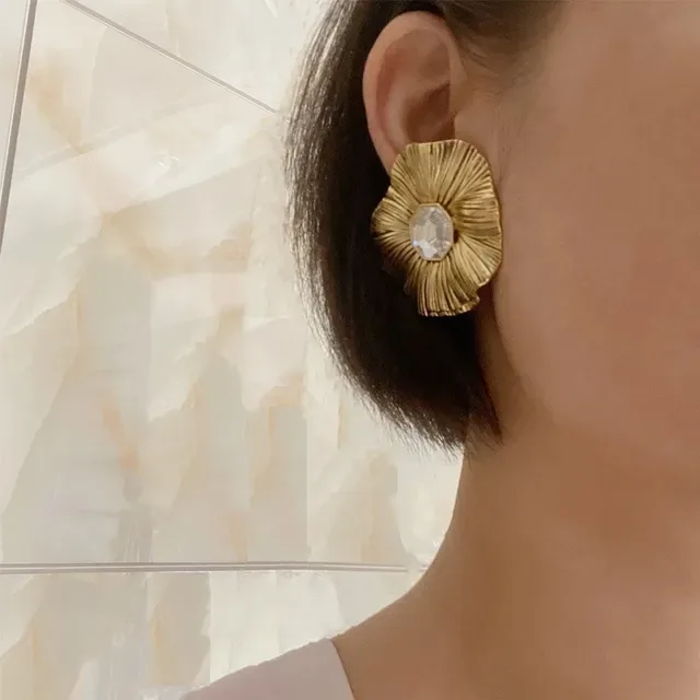 Brincos Saint Laurent dourados de pétalas florais radiantes 2