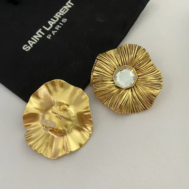 Brincos Saint Laurent dourados de pétalas florais radiantes 4