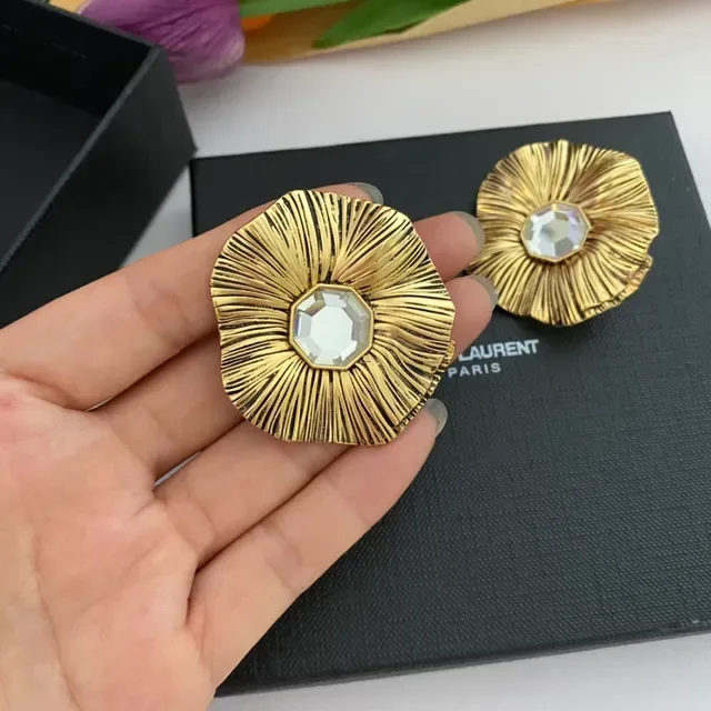 Brincos Saint Laurent dourados de pétalas florais radiantes 5