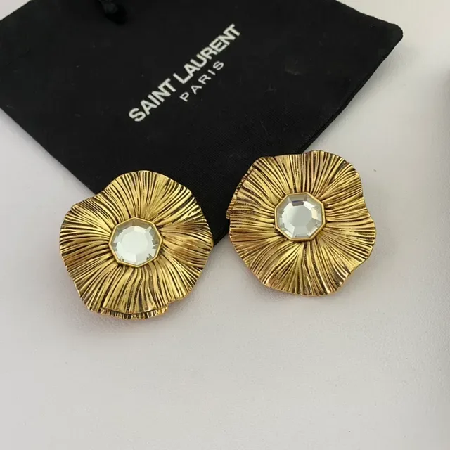 Brincos Saint Laurent dourados de pétalas florais radiantes 6