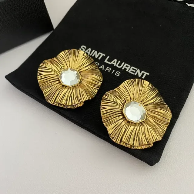 Brincos Saint Laurent dourados de pétalas florais radiantes 8