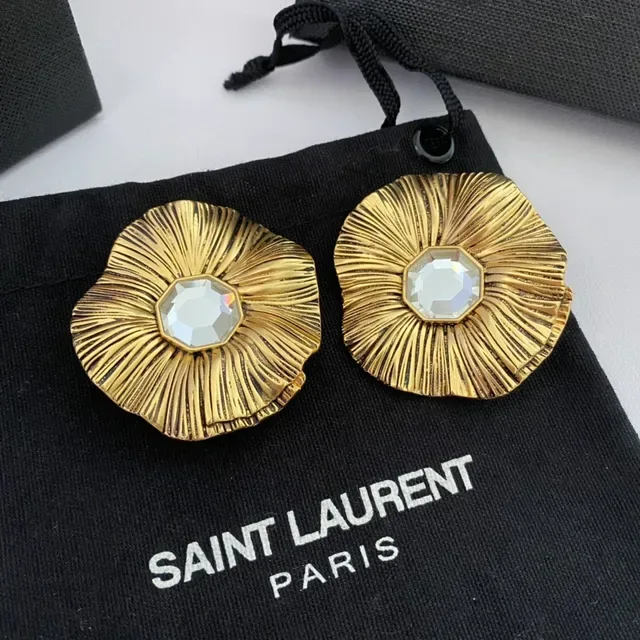 Brincos Saint Laurent dourados de pétalas florais radiantes 9