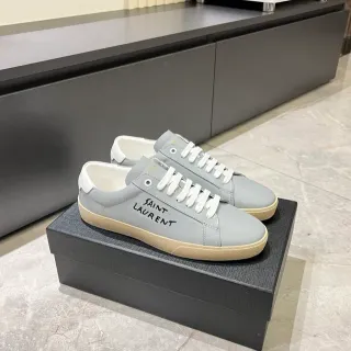 Saint Laurent ग्रे और सफेद लो-टॉप चर्म ऊपरी जीवनशैली स्नीकर